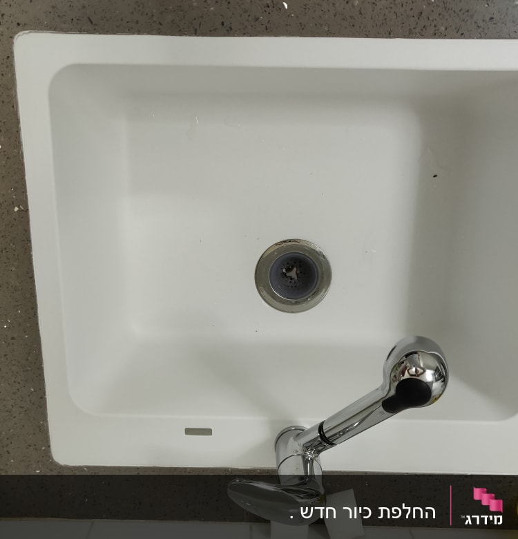 כיור שיש לבן עם ברז כרום